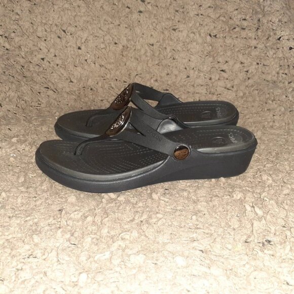 CROCS-Sanrah- Metallic Medallion Sandals-Black Thong Wedge-Sz 6-Near Mint - Picture 2 of 7